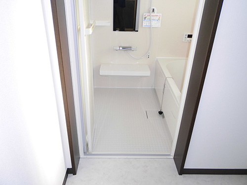 ユニットバスへ扉施工後