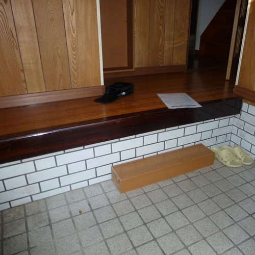 玄関バリアフリーリフォーム（施工前）