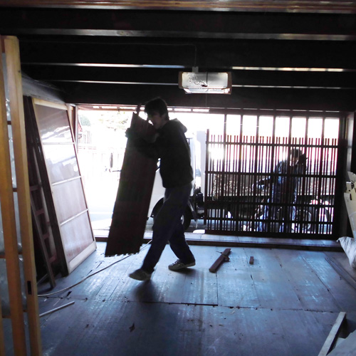 中古住宅リフォーム　壁・床の撤去